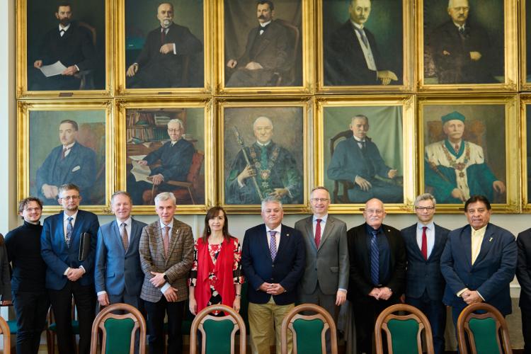 Na zdjęciu przedstawiciele Politechniki Warszawskiej i delegacji z Peru