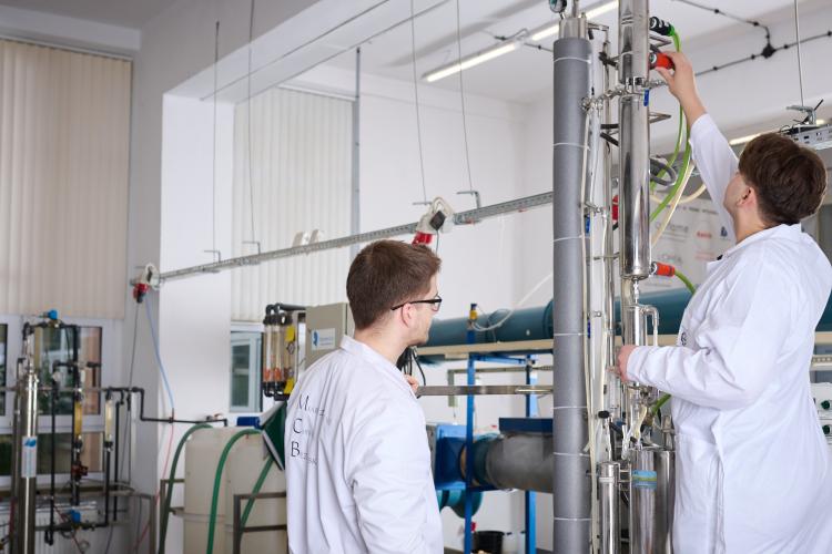 Na zdjęciu dwie osoby podczas pracy w laboratorium