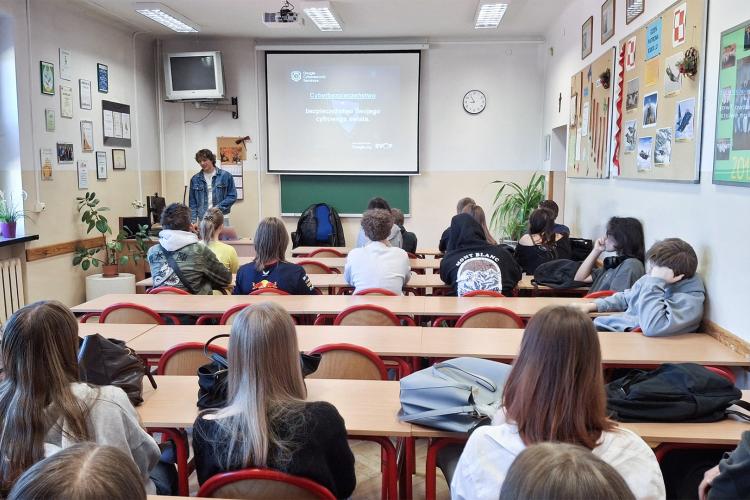 Na zdjęciu uczniowie siedzący w klasie podczas lekcji