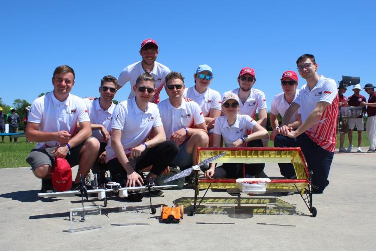 Na zdjęciu studenci z Koła Naukowego SAE AeroDesign wraz ze swoimi samolotami