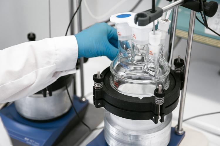 Na zdjęciu reaktor do otrzymywania nanocząstek hydroksyapatytu - zbiornikowy