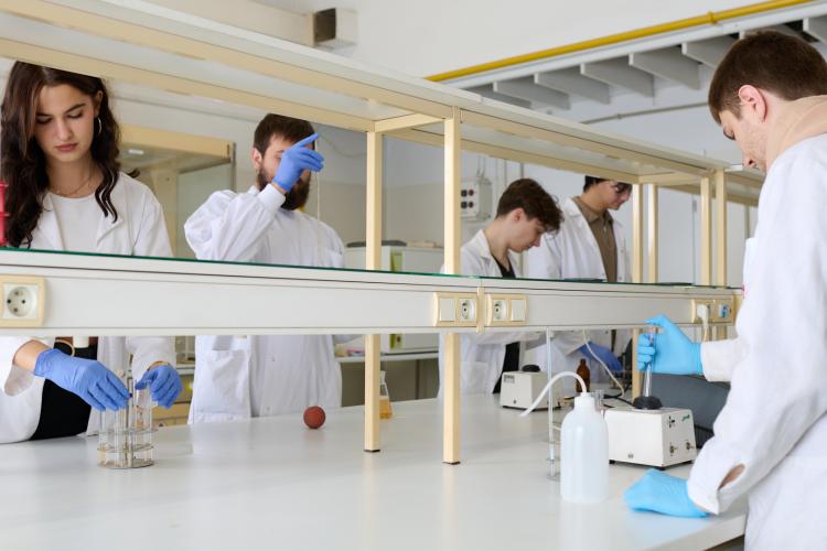 Na zdjęciu: studenci w laboratorium