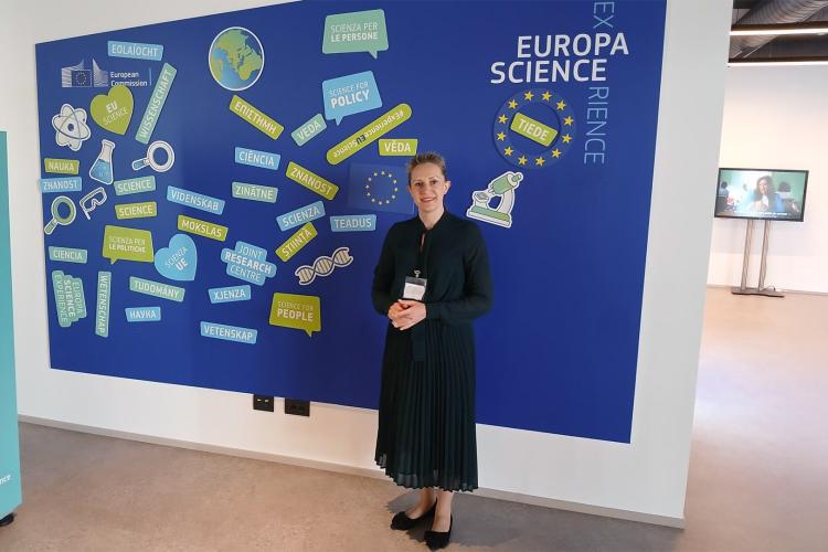 Na zdjęciu prof. Kamila Sałasińska na tle niebieskiej ścianki 