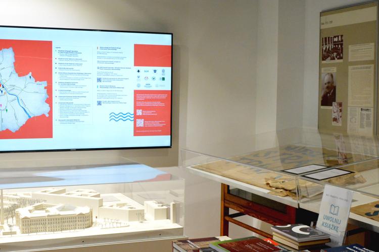 Na zdjęciu gabloty - ekspozycja w Muzeum Politechniki Warszawskiej