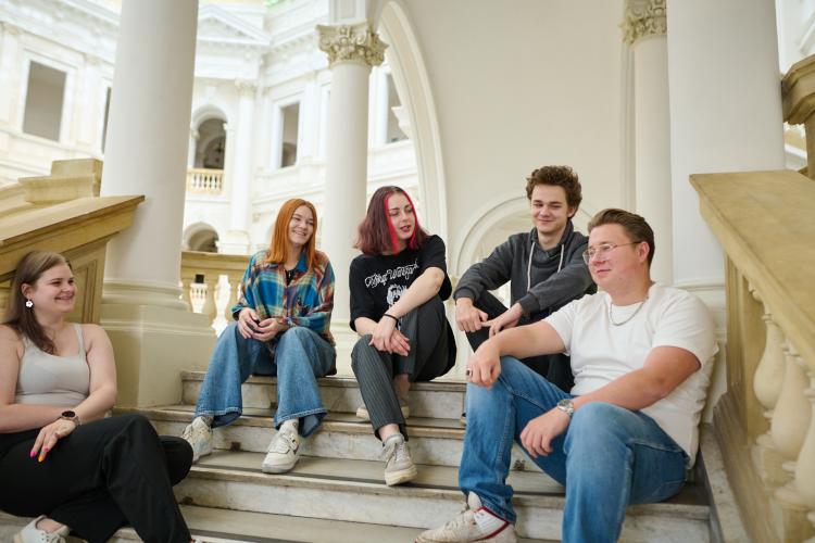 Na zdjęciu grupa pięciorga studentów w Gmachu Głównym PW