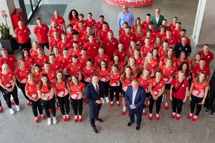 Na zdjęciu grupa kilkuadziesięciu osób - przedstawiciele sportowców z Akademickiej Reprezentacji Polski na 32. Letnią Uniwersjadę