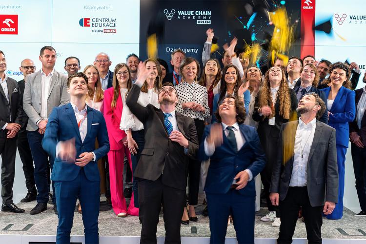 Na zdjęciu grupa osób patrzy w górę - uczestnicy pierwszej edycji Value Chain Academy