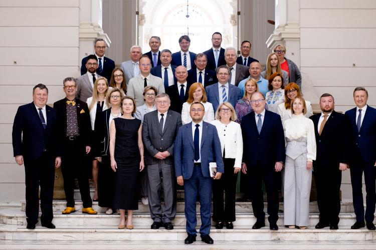 Na zdjęciu grupa osób stojących w Gmachu Głównym Politechniki Warszawskiej