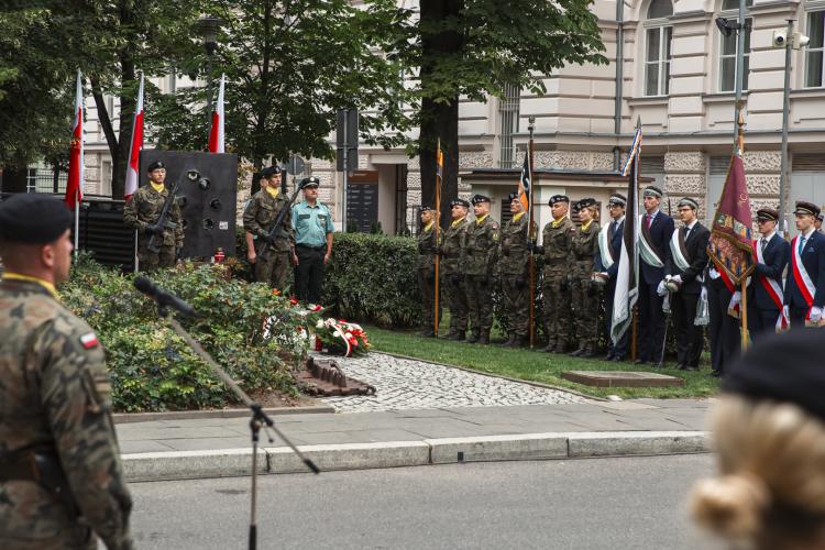 Na zdjęciu poczty sztandarowe i proporcowe pod pomnikiem Batalionu "Golski"