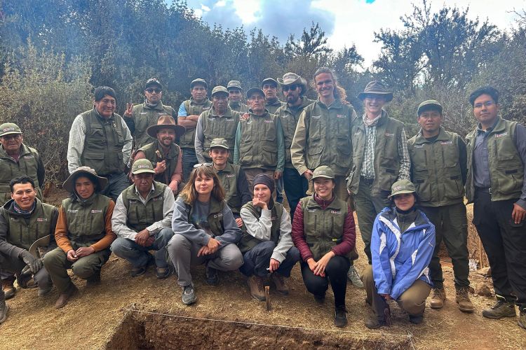 Na zdjęciu grupa kilkudziesięciu osób - uczestnicy  wykopalisk archeologicznych w Sacsayhuamán