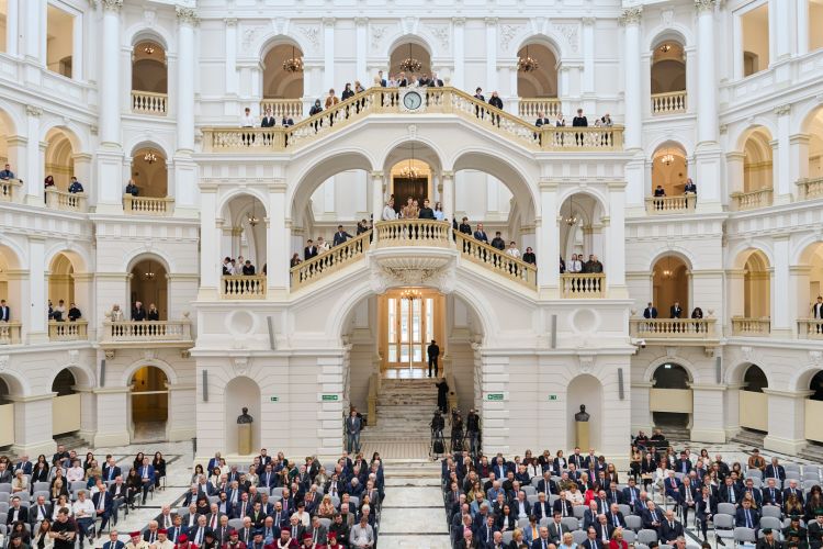 Duża Aula wypełniona ludźmi podczas inauguracji roku akademickiego 2025/2026
