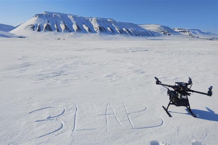 Na zdjęciu dron na tle śniegu 