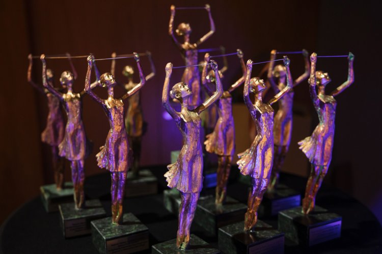 Na zdjęciu statuetki wręczane w konkursie StRuNa