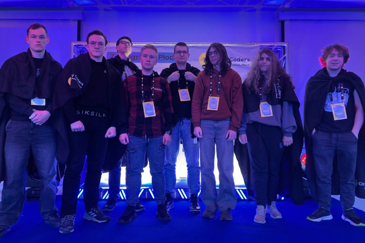 Na zdjęciu studenci z Koła Naukowego ENIGMA podczas City Coders Hackathon Płock 