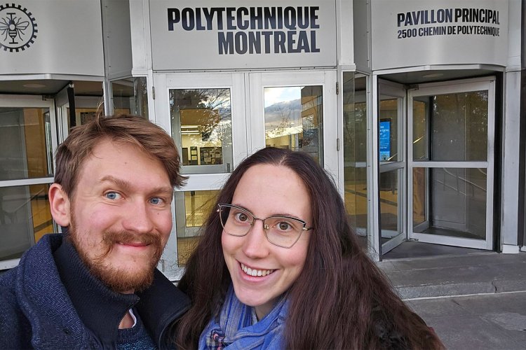 Na zdjęciu Krzysztof Popielski i Katarzyna Matys-Popielska stoją przed budynkiem Politechniki w Montrealu