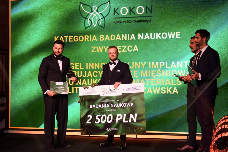 Na zdjęciu przedstawiciele KN Biomaterials odbierają nagrodę w konkursie KoKoN
