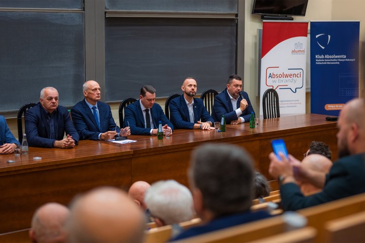Na zdjęciu paneliści spotkania z cyklu „Absolwenci w branży” na Wydziale Samochodów i Maszyn Roboczych