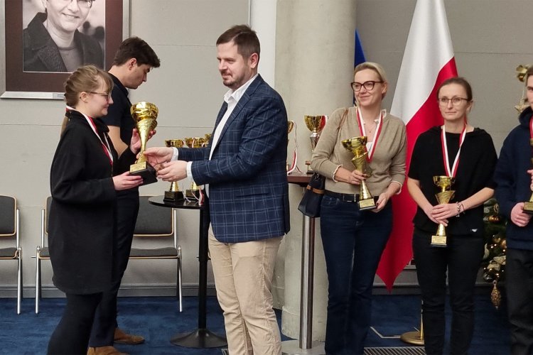 Na zdjęciu Magdalena Harazińska odbiera puchar Mistrzostwa Polski Administracji Publicznej w Szachach