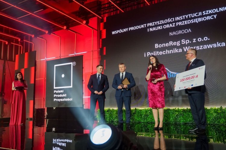 Na zdjęciu: laureaci nagrody PARP odbierają nagrodę na scenie