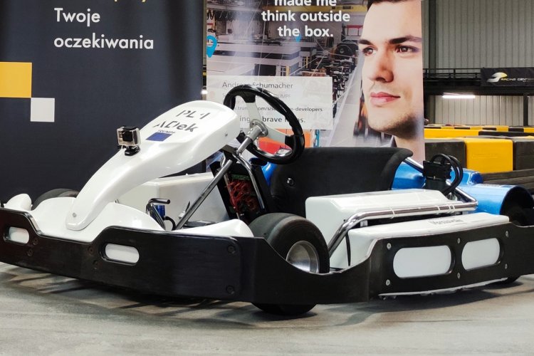 Na zdjęciu biały gokart stworzony przez Koło Naukowe ADek