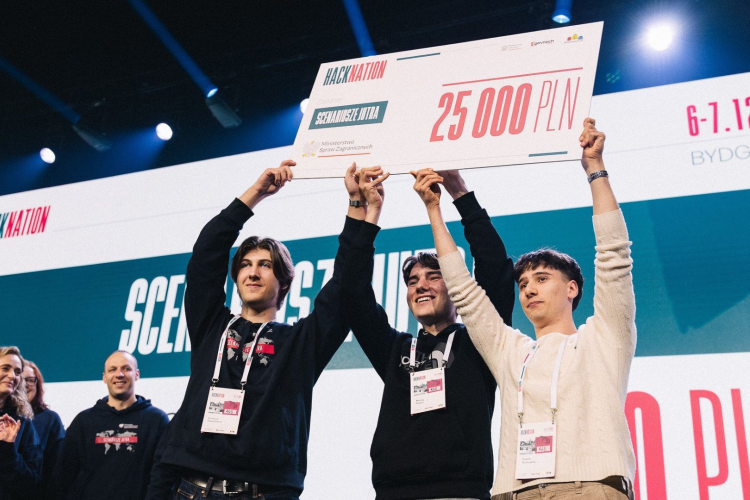 Na zdjęciu: zwycięzcy w jednej z kategorii HackNation