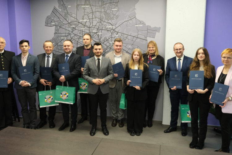 Na zdjęciu: laureaci konkursu na pracę dyplomową dotyczącą Lublina