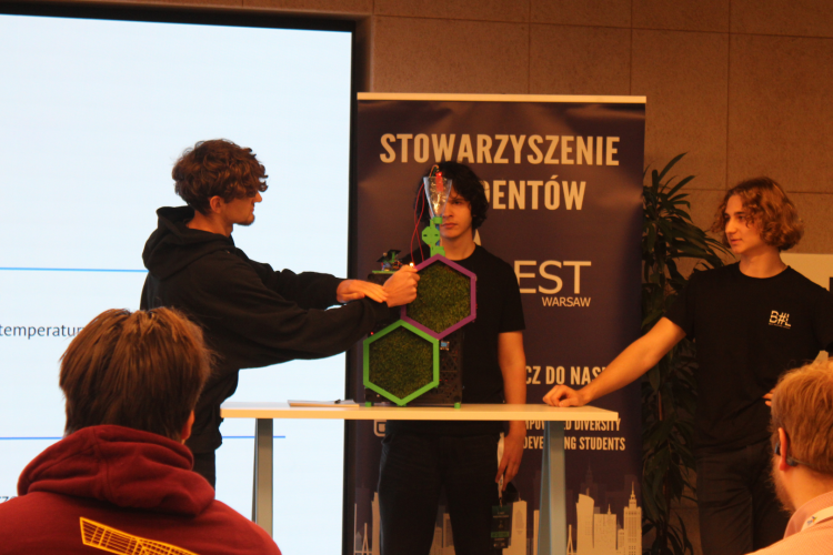 Na zdjęciu: członkowie zespołu HardCounter podczas prezentacji