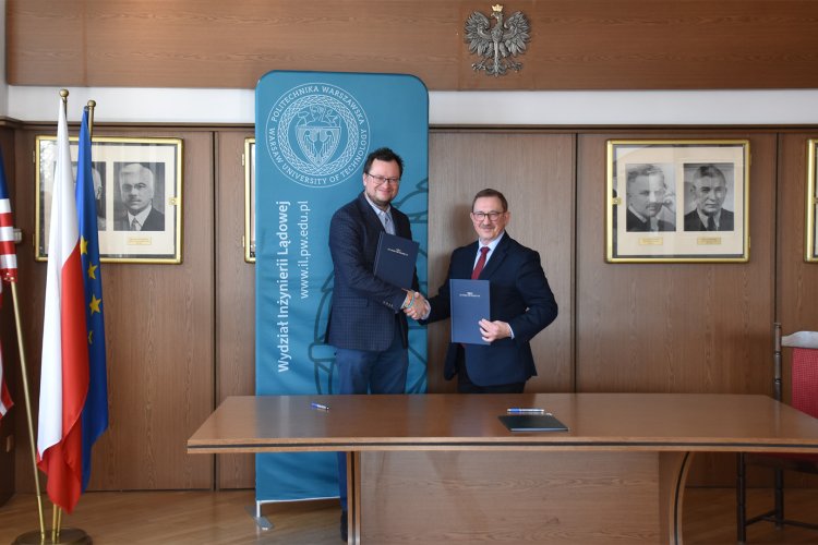 Na zdjęciu Marcin Mochocki, Członek Zarządu, Dyrektor ds. realizacji Inwestycji PKP PLK S.A. oraz prof. Andrzej Garbacz, Dziekan Wydziału Inżynierii Lądowej