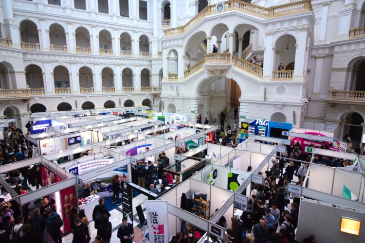 Na zdjęciu: stoiska wystawców podczas Inżynierskich Targów Pracy w Gmachu Głównym Politechniki