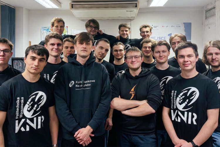 Na zdjęciu grupa studentów z sekcji KNR Drone