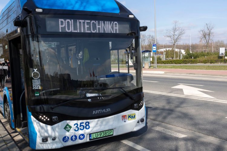 Na zdjęciu: autobus z napisem Politechnika