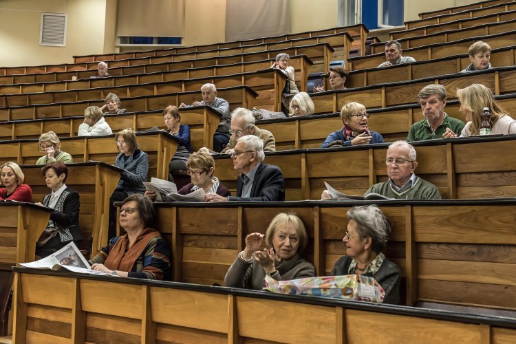 Na zdjęciu: uczestnicy zajęć Uniwersytetu Trzeciego Wieku PW