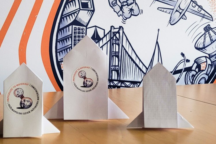 Na zdjęciu rakiety z origami, które będą składać uczestnicy Ogólnopolskiego Dnia Inżynierii Materiałowej 2026