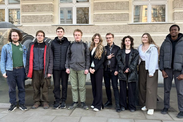 Na zdjęciu studenci realizujący projekt CanSat