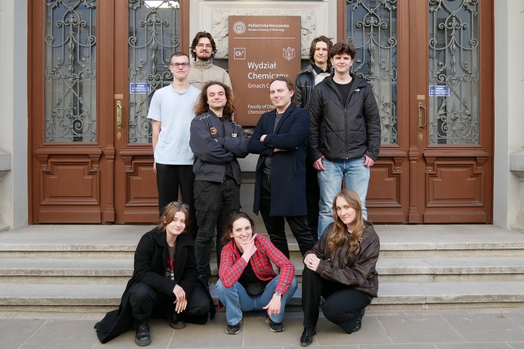 Na zdjęciu studenci z Chemicznego Koła Naukowego „Flogiston” przed Gmachem Chemii
