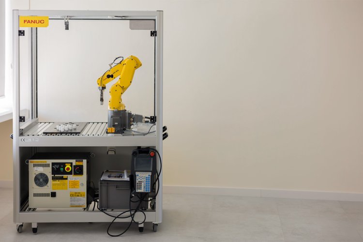 Na zdjęciu robot dydaktyczny FANUC