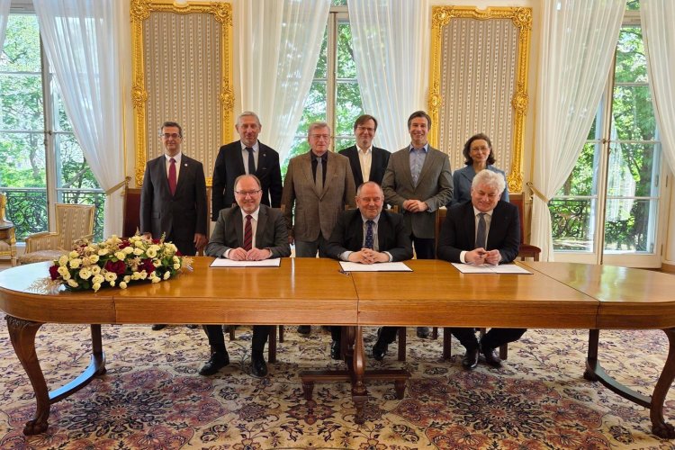 Na zdjęciu grupa osób: przedstawiciele Uniwersytetu Warszawskiego, Politechniki Warszawskiej oraz Instytutu Badawczego IDEAS
