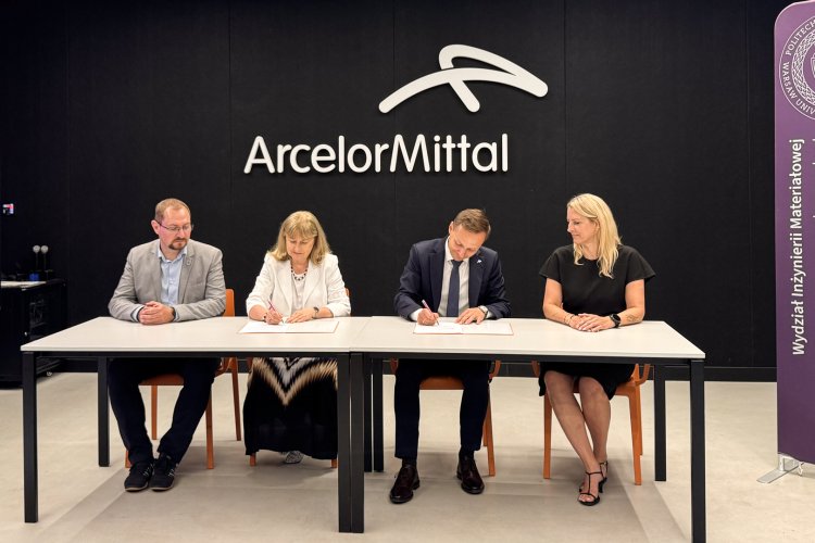 Na zdjęciu cztery osoby siedzą przy stole - to przedstawiciele Wydziału Inżynierii Materiałowej Politechniki Warszawskiej oraz ArcelorMittal Warszawa podczas podpisywania listu intencyjnego