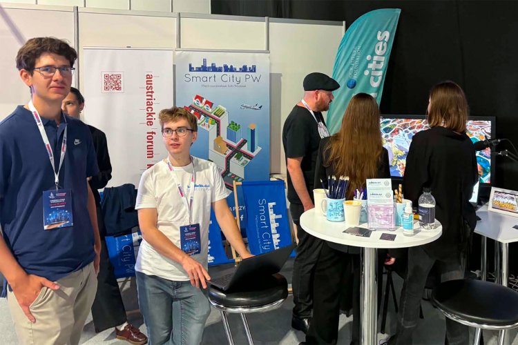 Na zdjęciu studenci z Koła Naukowego Smart City PW podczas międzynarodowych targów technologii miejskich Smart City Expo Poland 2026