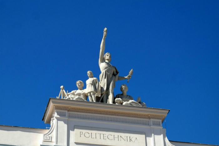 Zdjęcie frontonu Gmachu Głównego Politechniki Warszawskiej