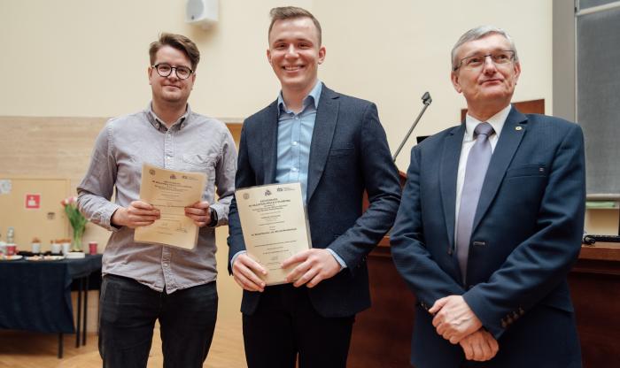 Na zdjęciu Michał Karelus i Michał Niedzielczyk z prof. Piotrem Przybyłowiczem - Dziekanem Wydziału Samochodów i Maszyn Roboczych