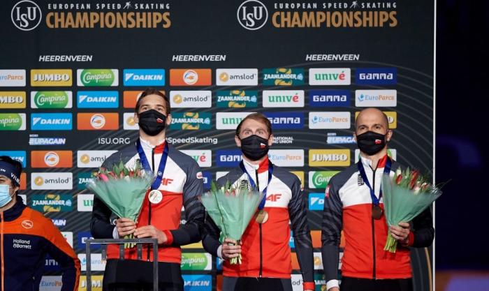 Zdjęcie polskich łyżwiarzy szbkich z drużyny sprinterskiej na podium mistrzostw Europy