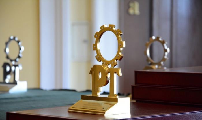 Zdjęcie statuetki w plebiscycie Złoty Inżynier