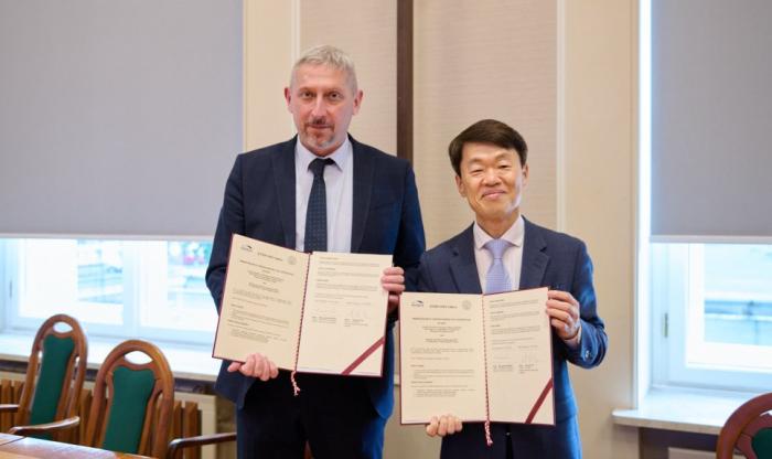 Prorektor PW ds. Nauki prof. Mariusz Malinowski oraz Prezydent KATECH Seung-Sik NA trzymający podpisane umowy