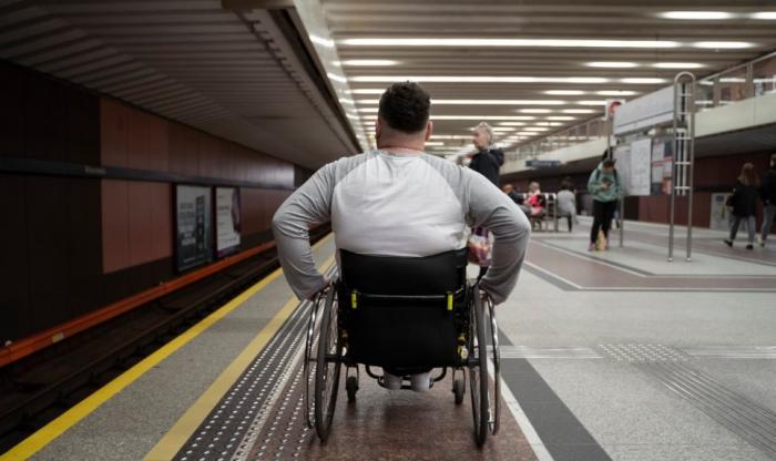 Zdjęcie mężczyzny na wózku inwalidzkim przemieszczającego się po peronie metra