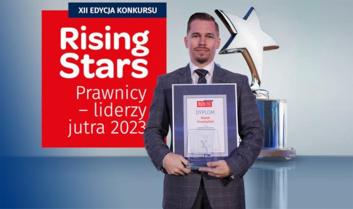 Na zdjęciu laureat z PW z dyplomem i statuetką