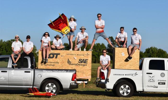 Na zdjęciu studenci z Koła Naukowe SAE AeroDesign z samolotami i skrzyniami do przewożenia samolotów