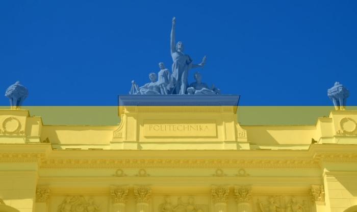 Zdjęcie Gmachu Głównego Politechniki Warszawskiej z filtrem w kolorach flagi Ukrainy