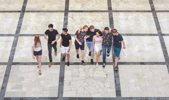 Na zdjęciu grupa studentów w Gmachu Głównym PW