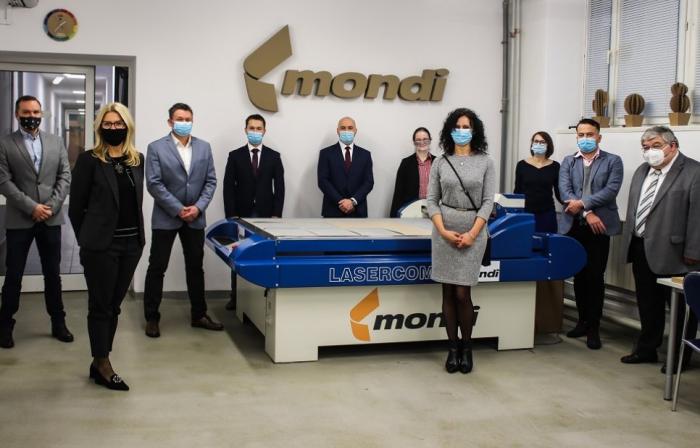 Zdjęcie przedstawicieli firmy Mondi Simet i Politechniki Warszawskiej podczas uroczystego przekazania plotera